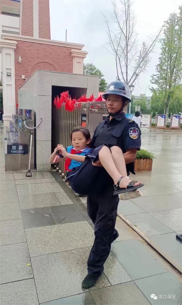 長沙濱江保安服務(wù)有限責(zé)任公司,長沙安保服務(wù),長沙保安,保鏢特衛(wèi)服務(wù),護(hù)衛(wèi)